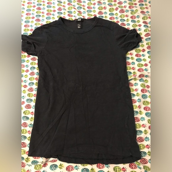 H&M T-Shirt - Picture 1 of 3